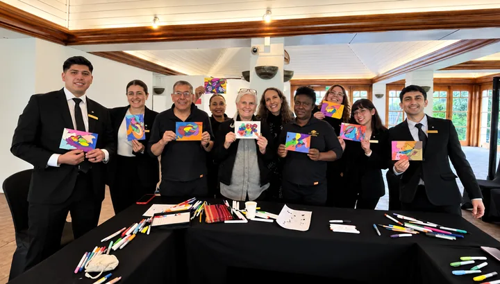 Grupo muestra sus creaciones al terminar un taller artístico