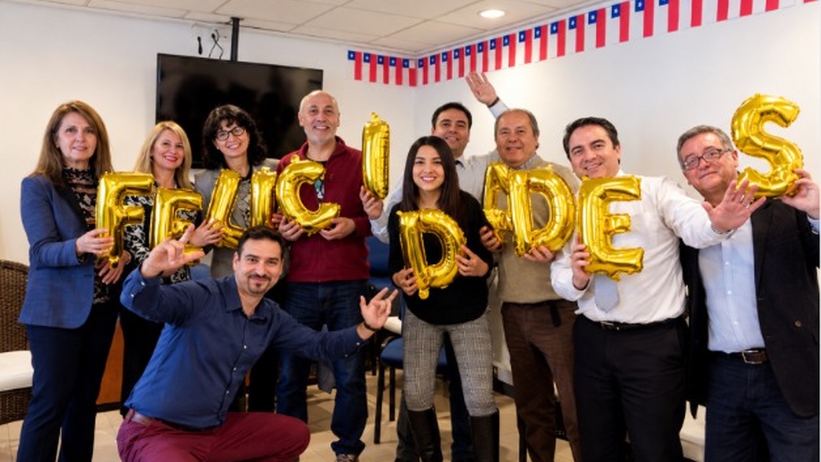 Equipo de trabajo reunido en una celebración de fin de año